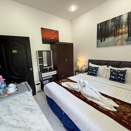Отель Heaven House Restro & Bar Patong Экстерьер фото
