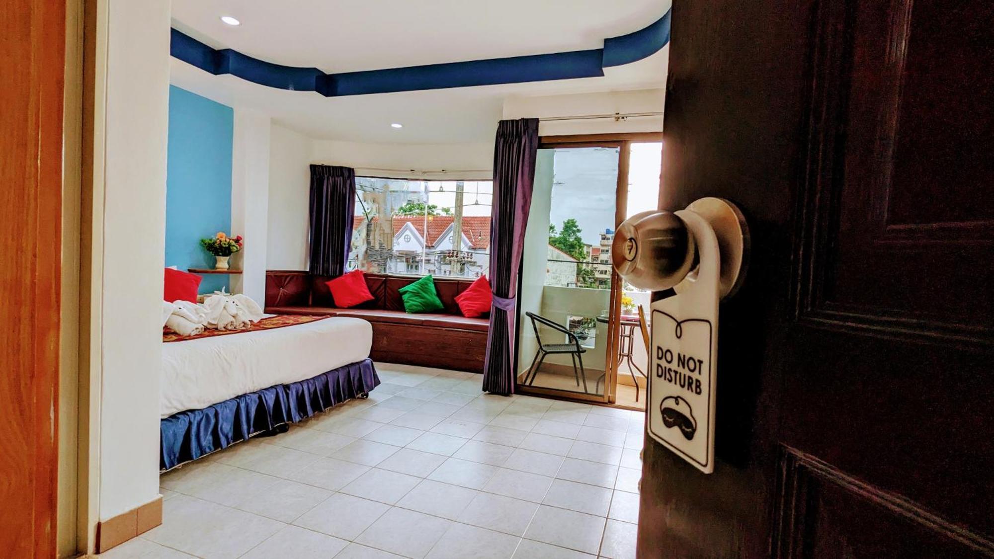 Отель Heaven House Restro & Bar Patong Экстерьер фото