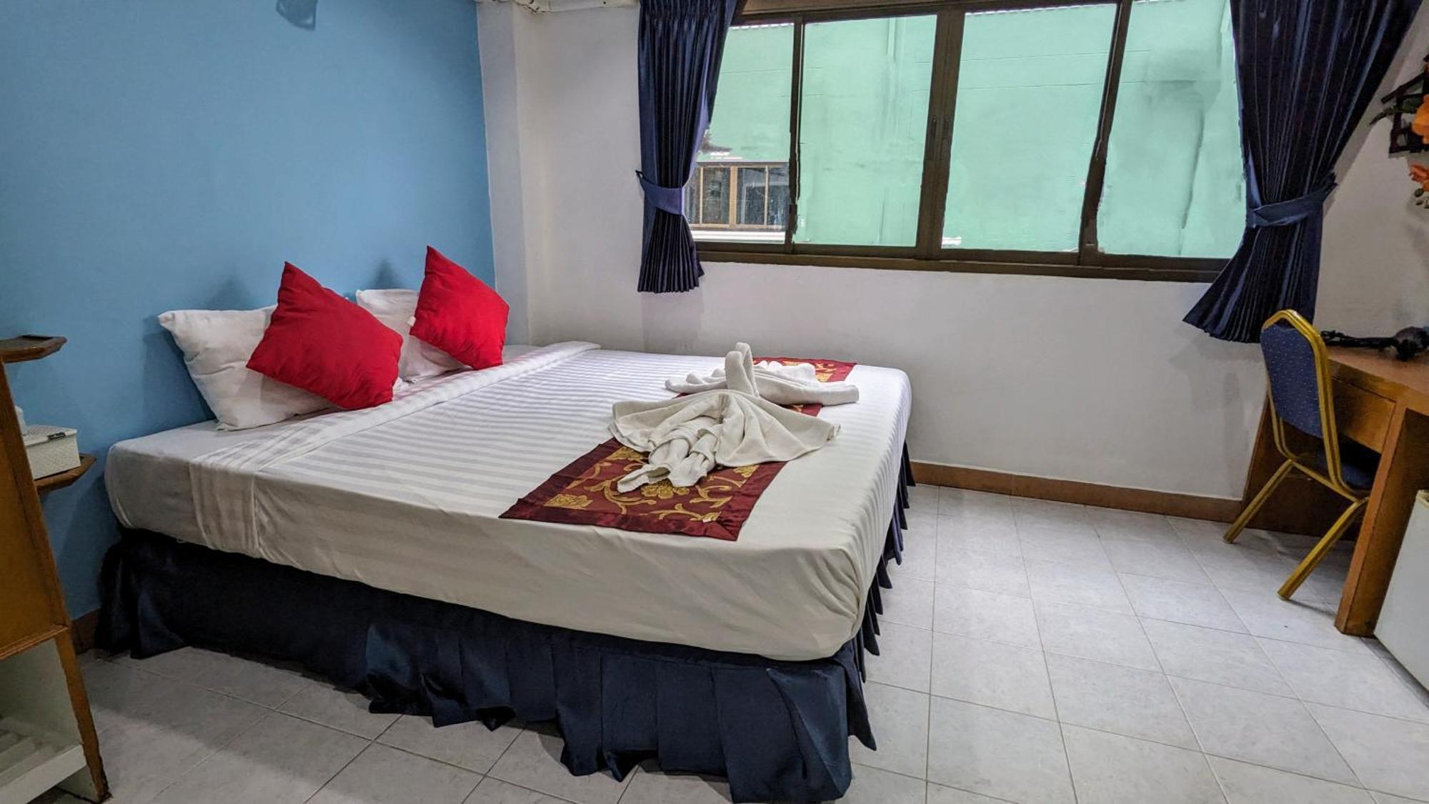 Отель Heaven House Restro & Bar Patong Экстерьер фото