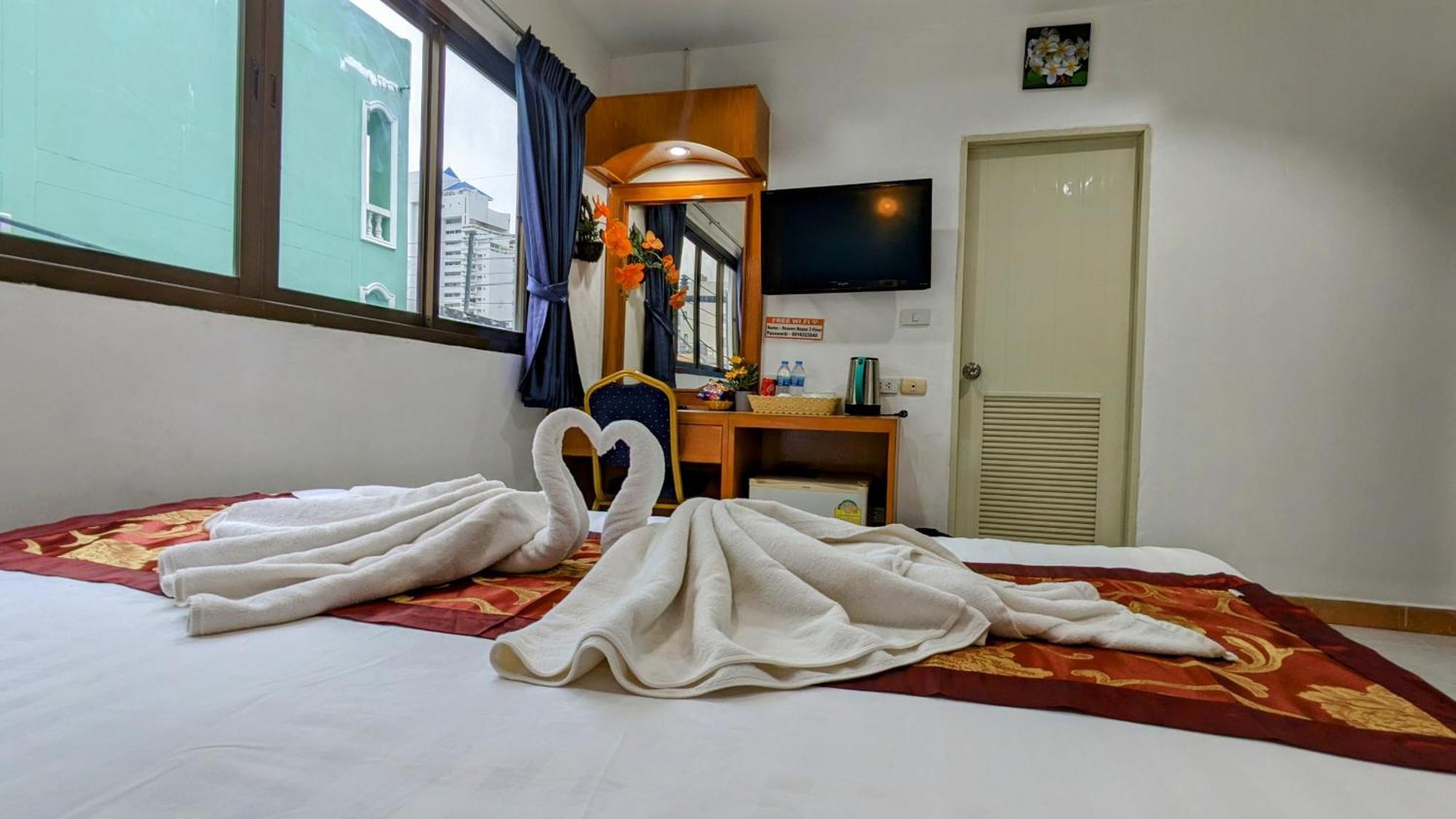 Отель Heaven House Restro & Bar Patong Экстерьер фото