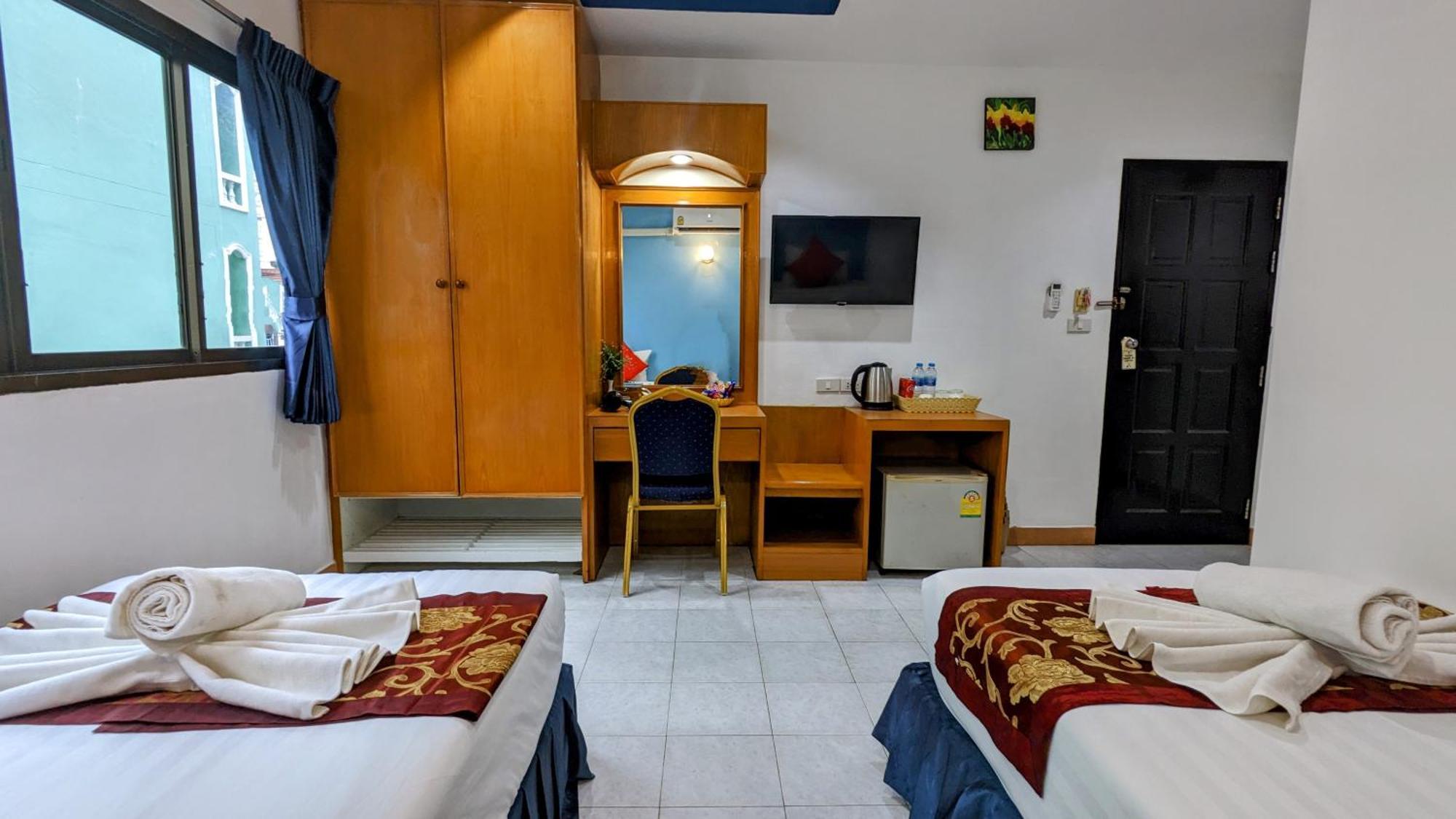 Отель Heaven House Restro & Bar Patong Экстерьер фото