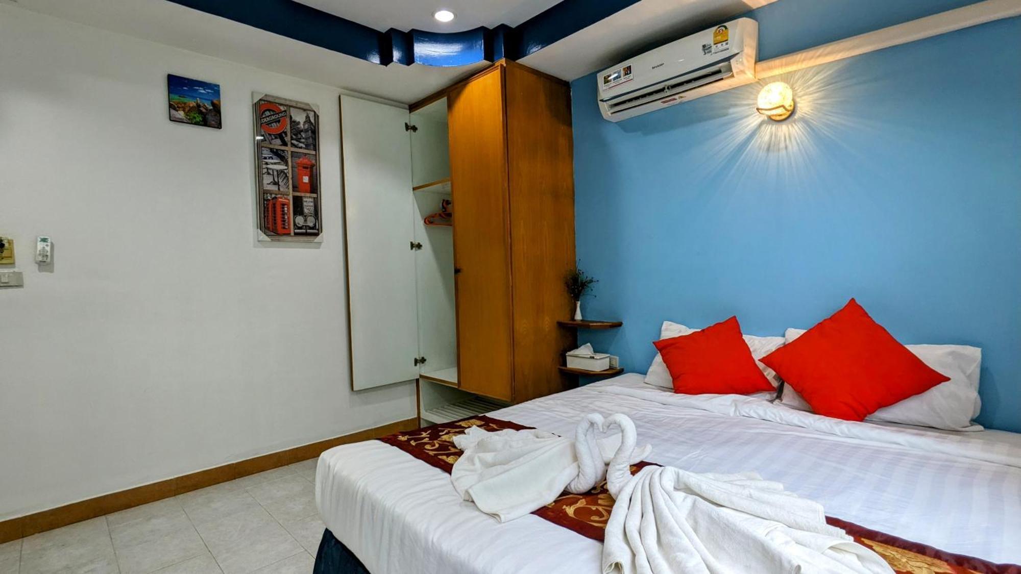 Отель Heaven House Restro & Bar Patong Экстерьер фото