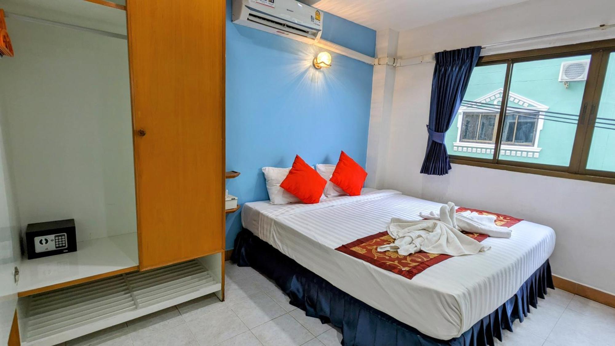 Отель Heaven House Restro & Bar Patong Экстерьер фото