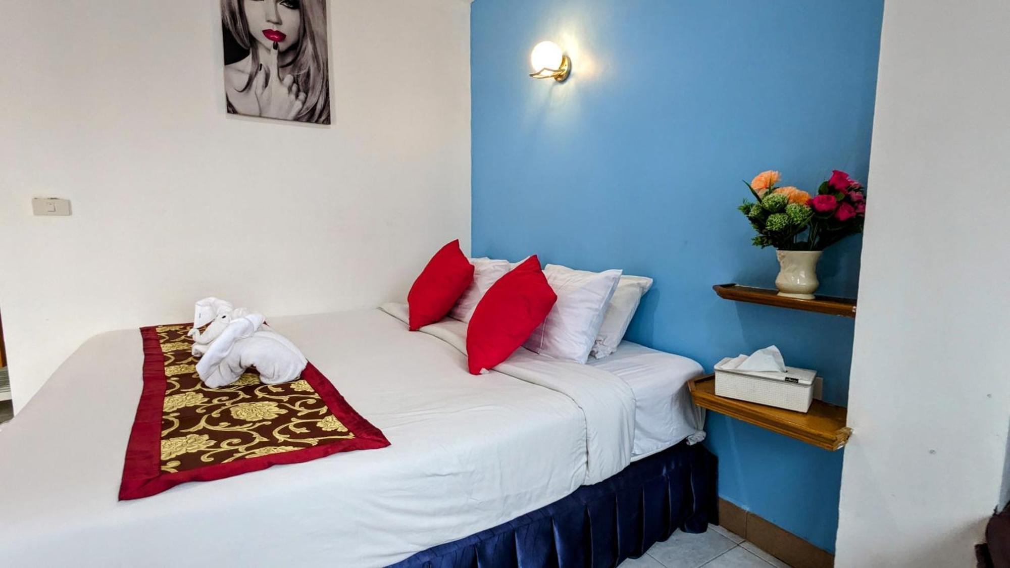 Отель Heaven House Restro & Bar Patong Экстерьер фото