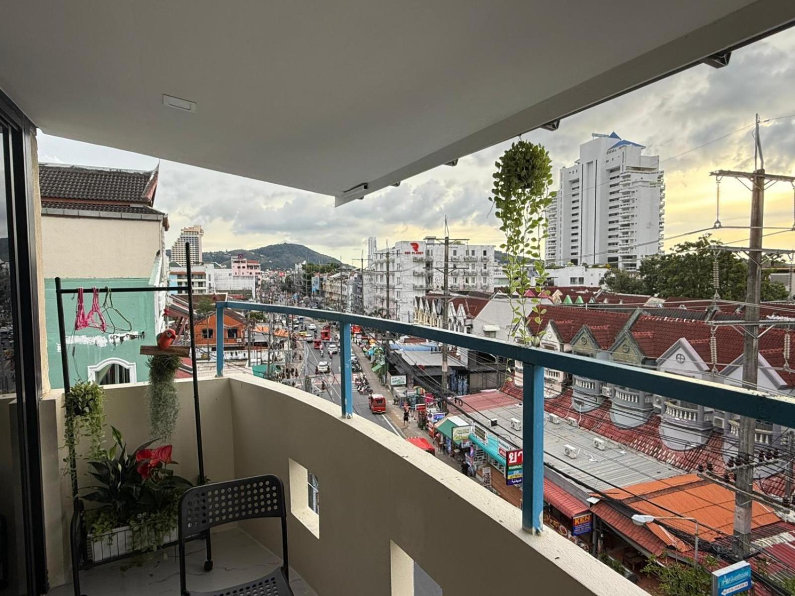 Отель Heaven House Restro & Bar Patong Экстерьер фото