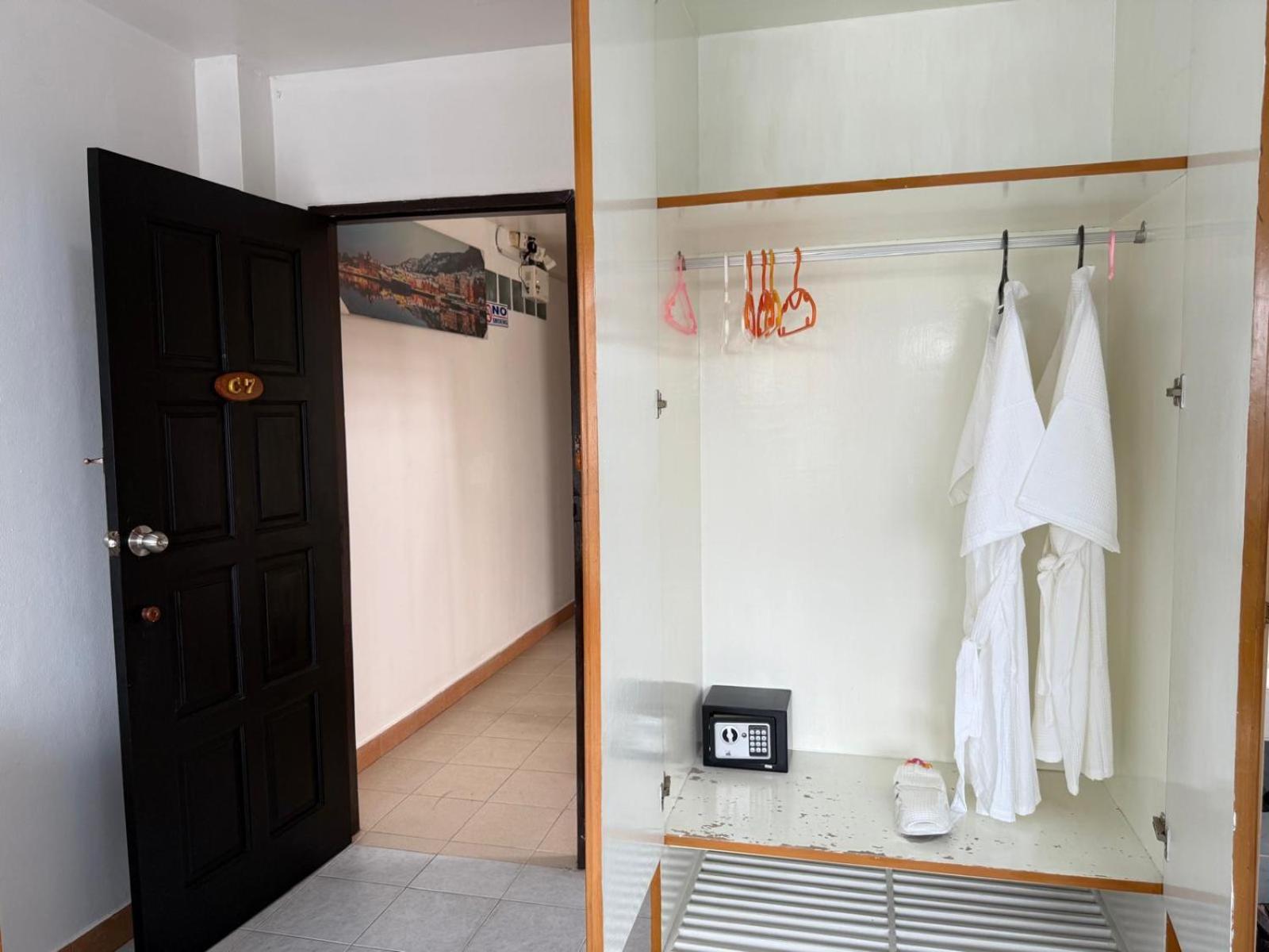 Отель Heaven House Restro & Bar Patong Экстерьер фото