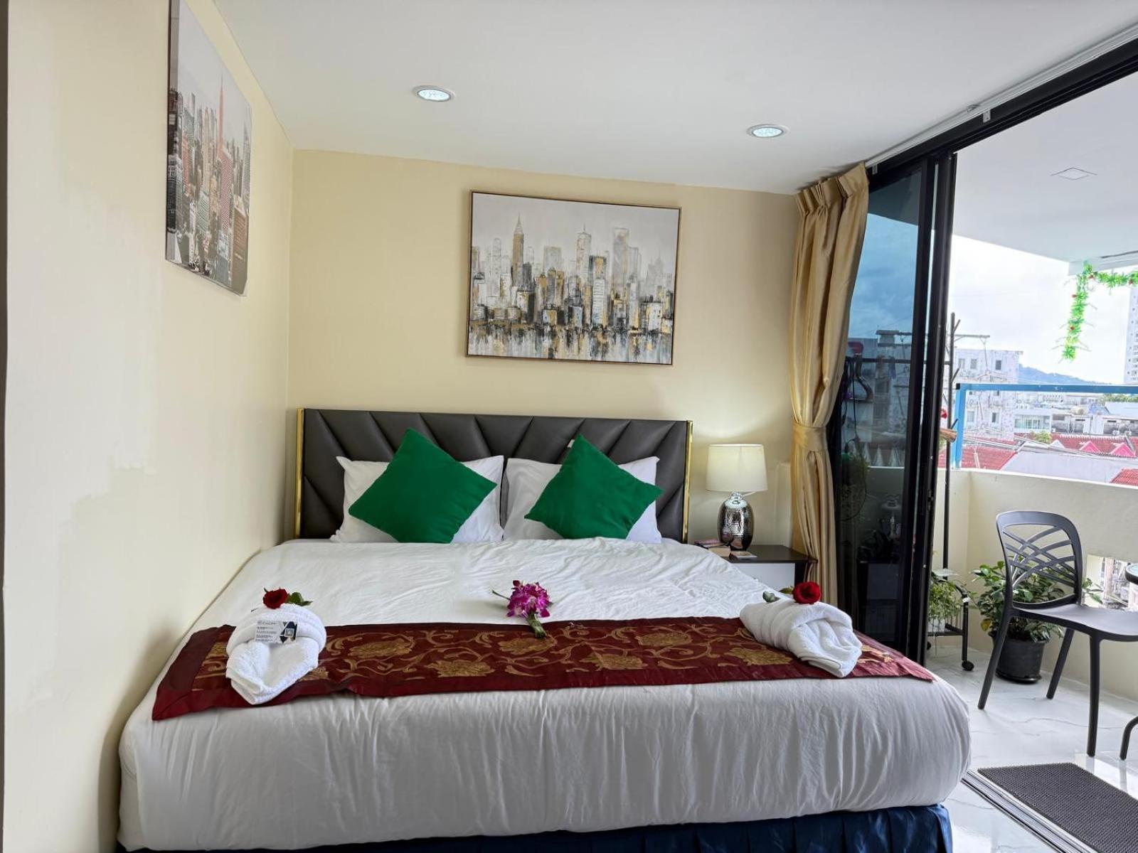 Отель Heaven House Restro & Bar Patong Экстерьер фото