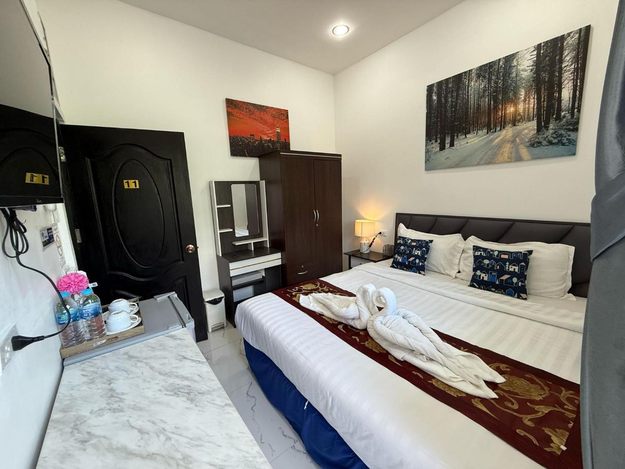 Отель Heaven House Restro & Bar Patong Экстерьер фото